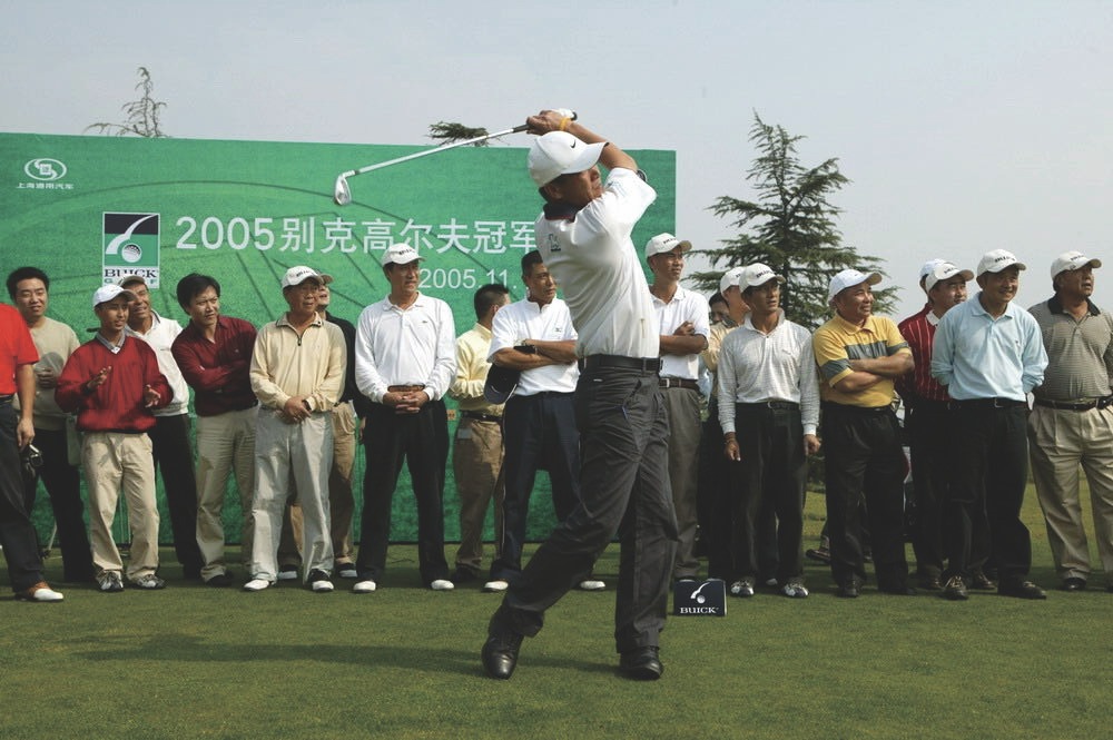 2005年 别克签约中国高尔夫第一人张连伟.jpg