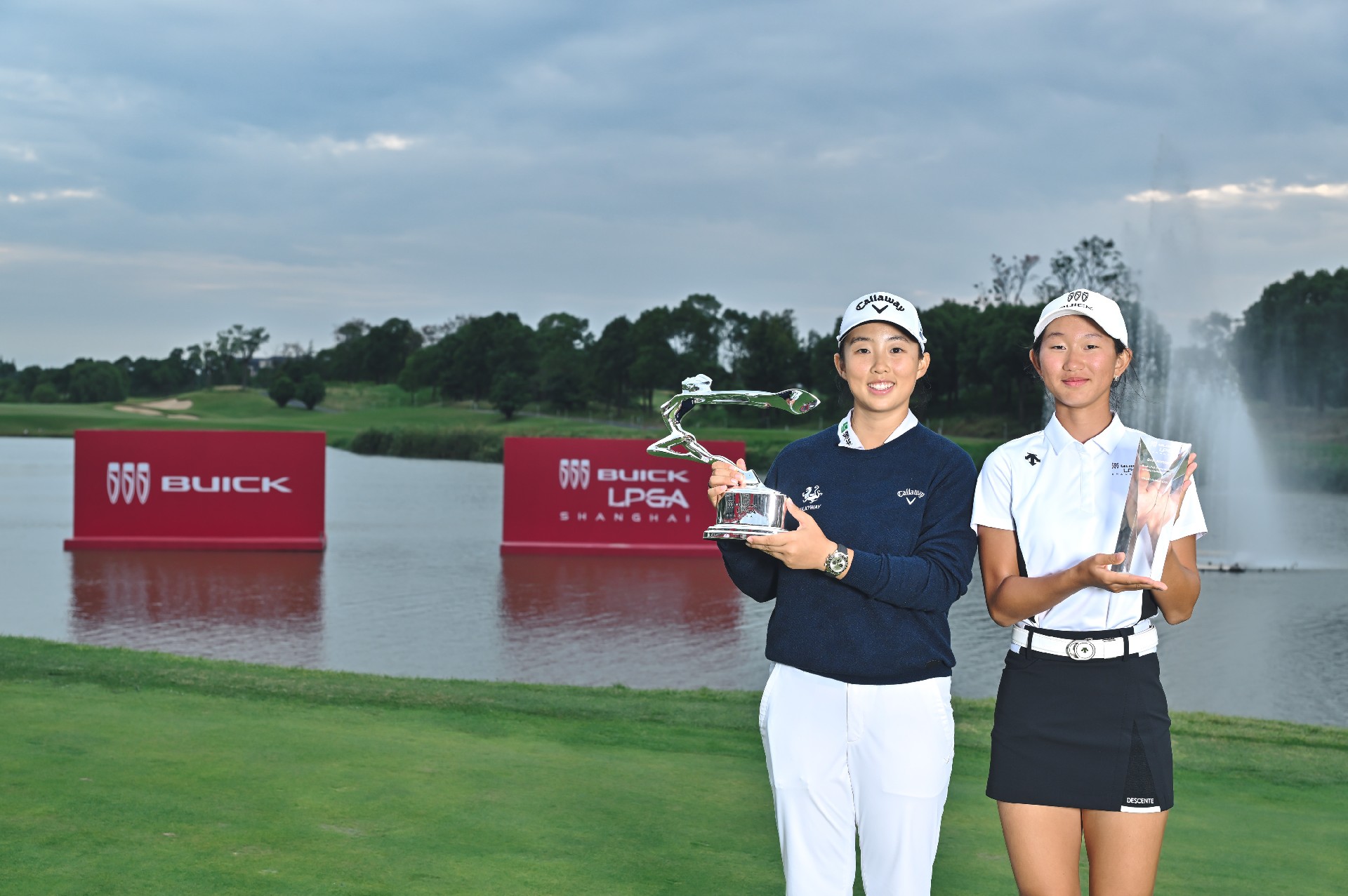 2024别克LPGA锦标赛冠军殷若宁（左）和最佳业余球员李梦涵（右）.jpg